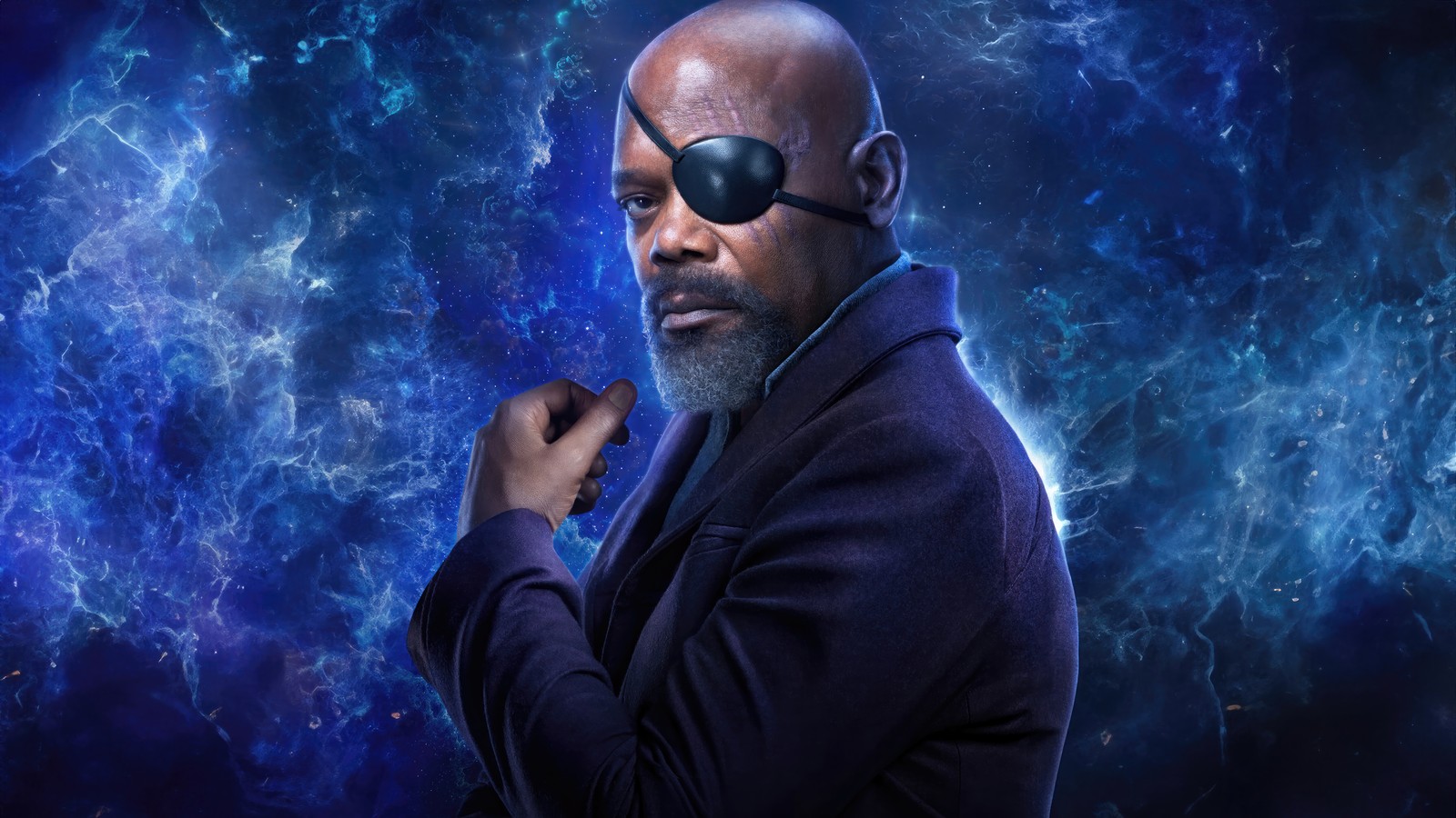 Hombre con barba y parche en el ojo frente a un fondo azul (nick fury, los maravillas, película, marvel, samuel l jackson)