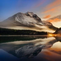 Reflexões da majestosa cadeia de montanhas de Jasper ao amanhecer