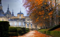 Domaine historique entouré de feuillage d'automne