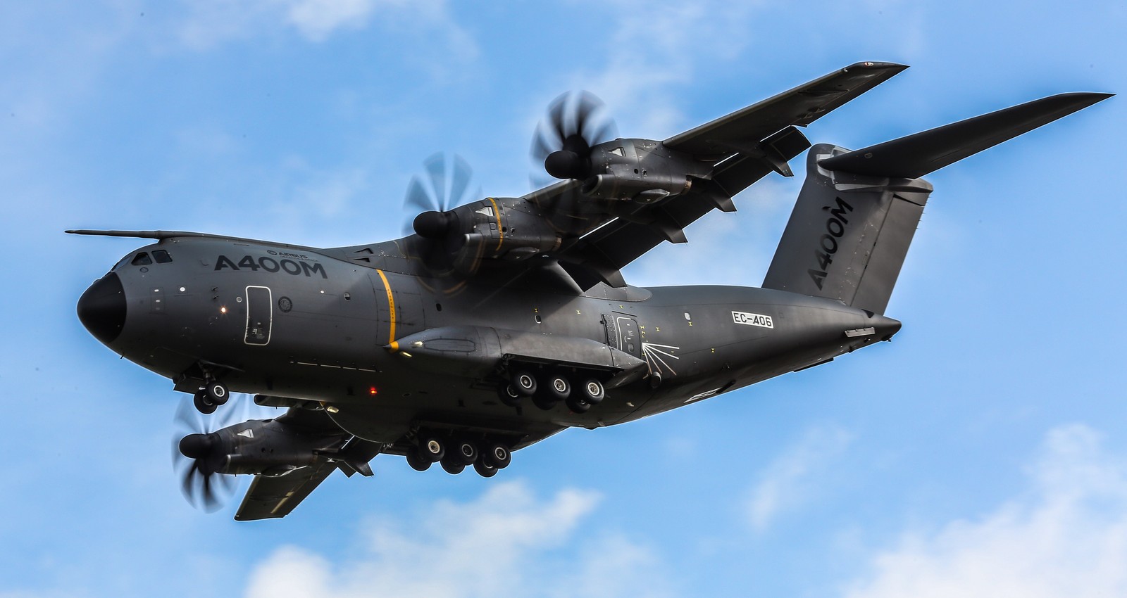 Avião árabe voando no céu com hélices (airbus a400m atlas, avião de transporte militar, aeronave militar, aeronave, aviação)