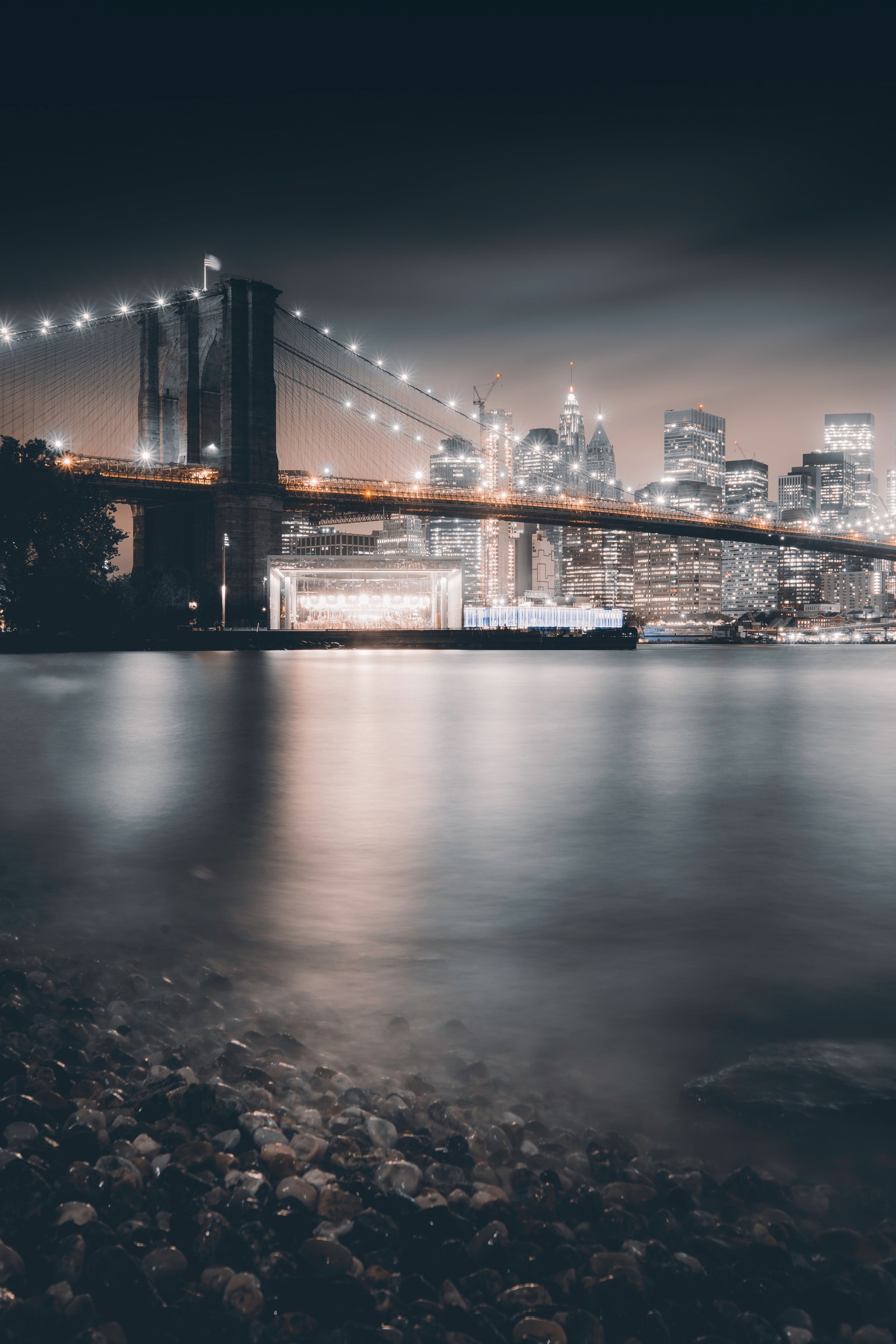 Une vue arabe de la ligne d'horizon d'une ville la nuit avec un pont (eau, réflexion, ville, bâtiment, zone urbaine)