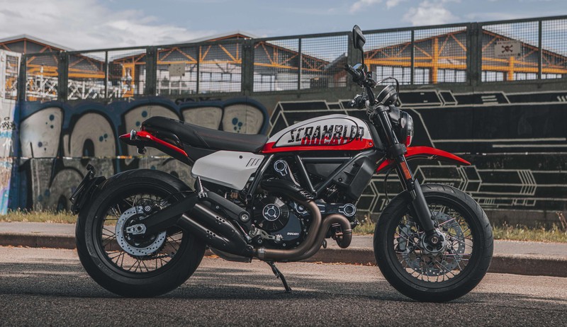 Близкий план мотоцикла, припаркованного на улице рядом с забором (ducati scrambler urban motard, 2022, велосипеды, обои 4k)