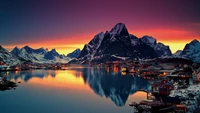 Reflexões do pôr do sol sobre o majestoso fiorde de Lofoten