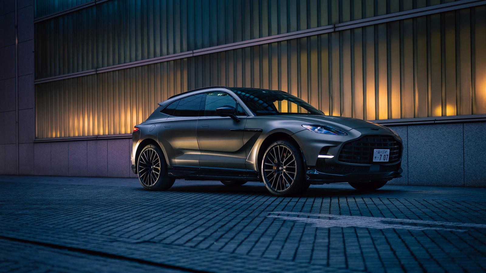 Новый внедорожник porsche macan показан перед зданием (aston martin dbx707, 2022, 5k, 8k, машины)