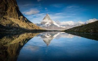 Majestoso Matterhorn refletido em águas tranquilas