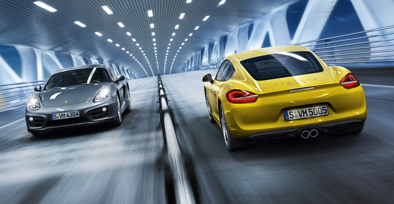 Два порше едут по шоссе в туннеле (porsche cayman, porsche cayman 2014, 2014 porsche cayman, porsche, porsche 911)