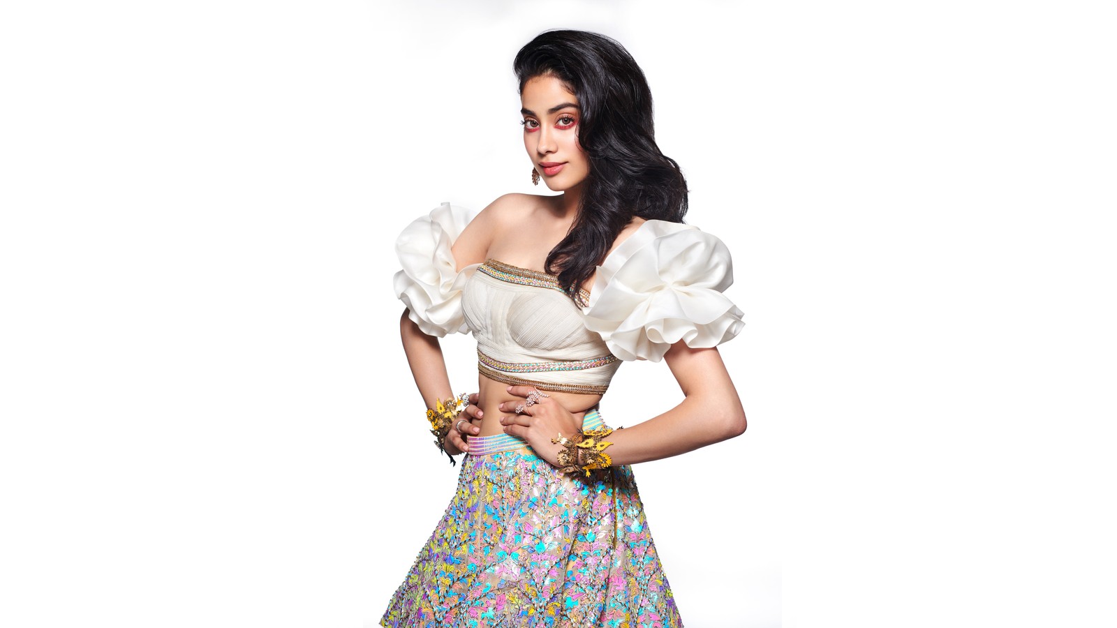 Un primer plano de una mujer en falda y blusa (janhvi kapoor, blanco, actriz india, actriz de bollywood, fondo blanco)