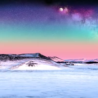 Un paisaje invernal sereno con vibrantes tonos de púrpura y magenta en el cielo, con un objeto astronómico visible sobre el horizonte.