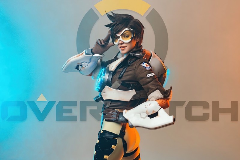 Крупный план человека в костюме с шлемом и очками (tracer, косплей, cosplay, overwatch, графика cgi)