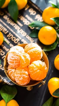 Clementines et mandarines fraîches dans un bol rustique