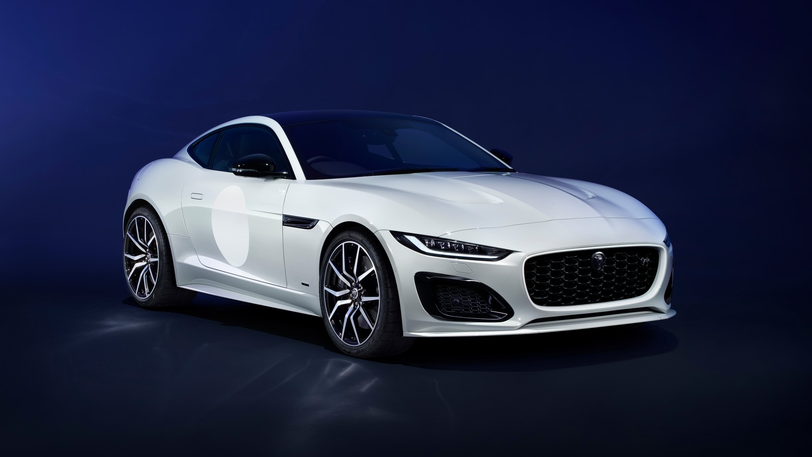 Das neue jaguar-auto wird in einer studioaufnahme gezeigt (jaguar f type, coupé, 2023, 5k, 8k)