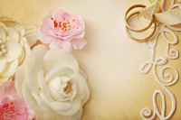 Anillos de boda elegantes anidados entre delicados acentos florales