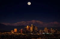 Paisaje urbano del centro de Los Ángeles bajo una luna llena