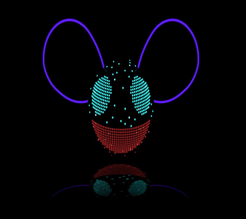 Las orejas de mickey mouse brillan en la oscuridad con una luz azul (deadmau5, música)