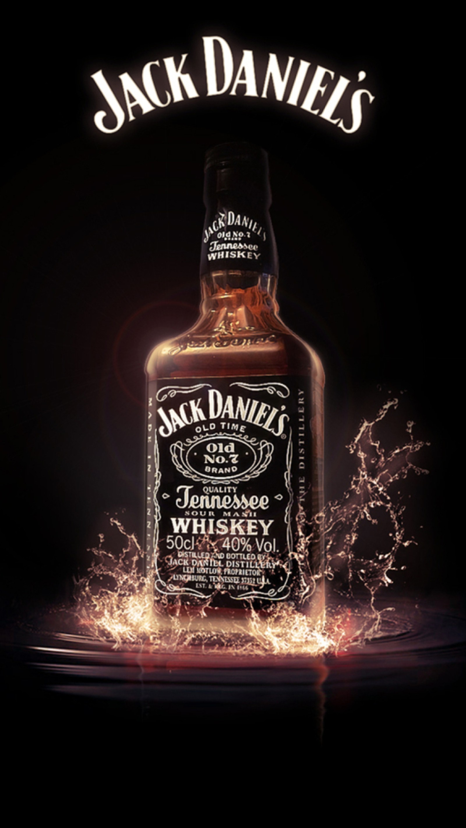 Jack daniels whiskeyflasche mit glitzer auf einem tisch (alkohol, jack daniels, whiskey)