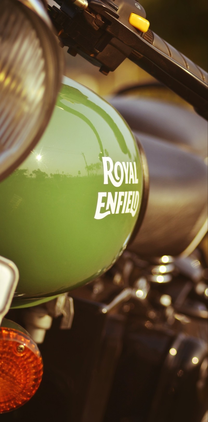 Близкий план мотоцикла с логотипом royal enfield на нем (поле битвы, пуля, энфилд, enfield, зелёный)