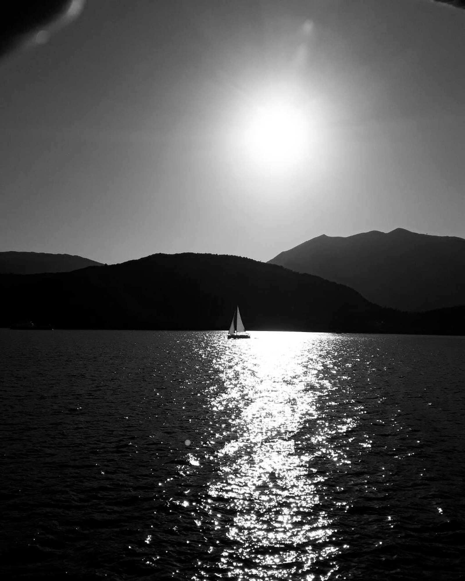 Arafed sailboat in the water with the sun shining in the background (galaxy, hd)