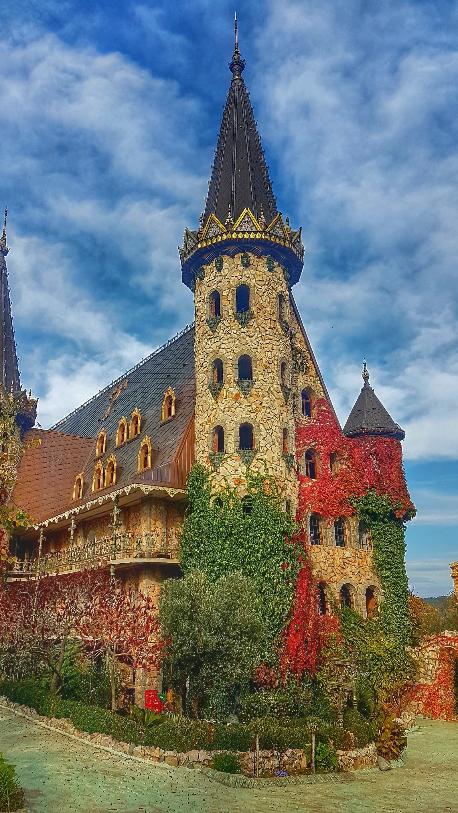 Hay un gran edificio con una torre y un reloj (bg, castillo)