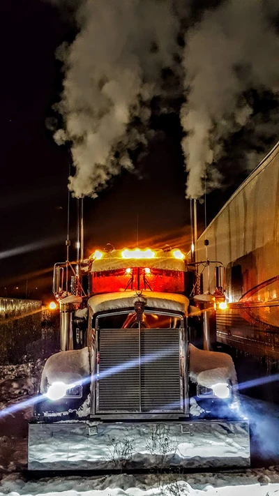 Camión Kenworth W900L cubierto de nieve con escape llameante por la noche