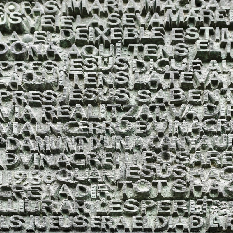 Близкий план камня с множеством надписей на нем (барселона, barcelona, пфурман, pfurman, sagrada familia)