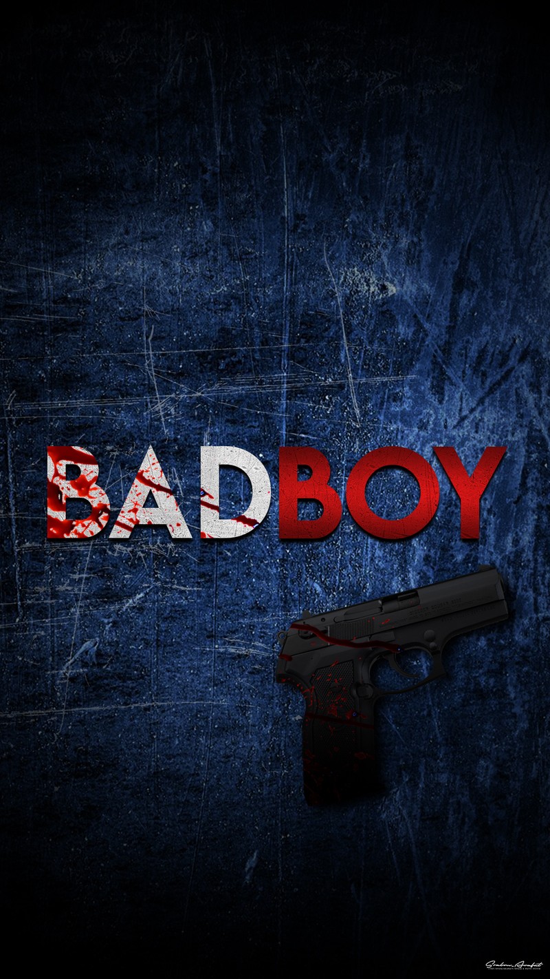 Близкий план пистолета на синем фоне со словом bad boy (плохой, bad bang, плохой мальчик, кровь, мальчик)