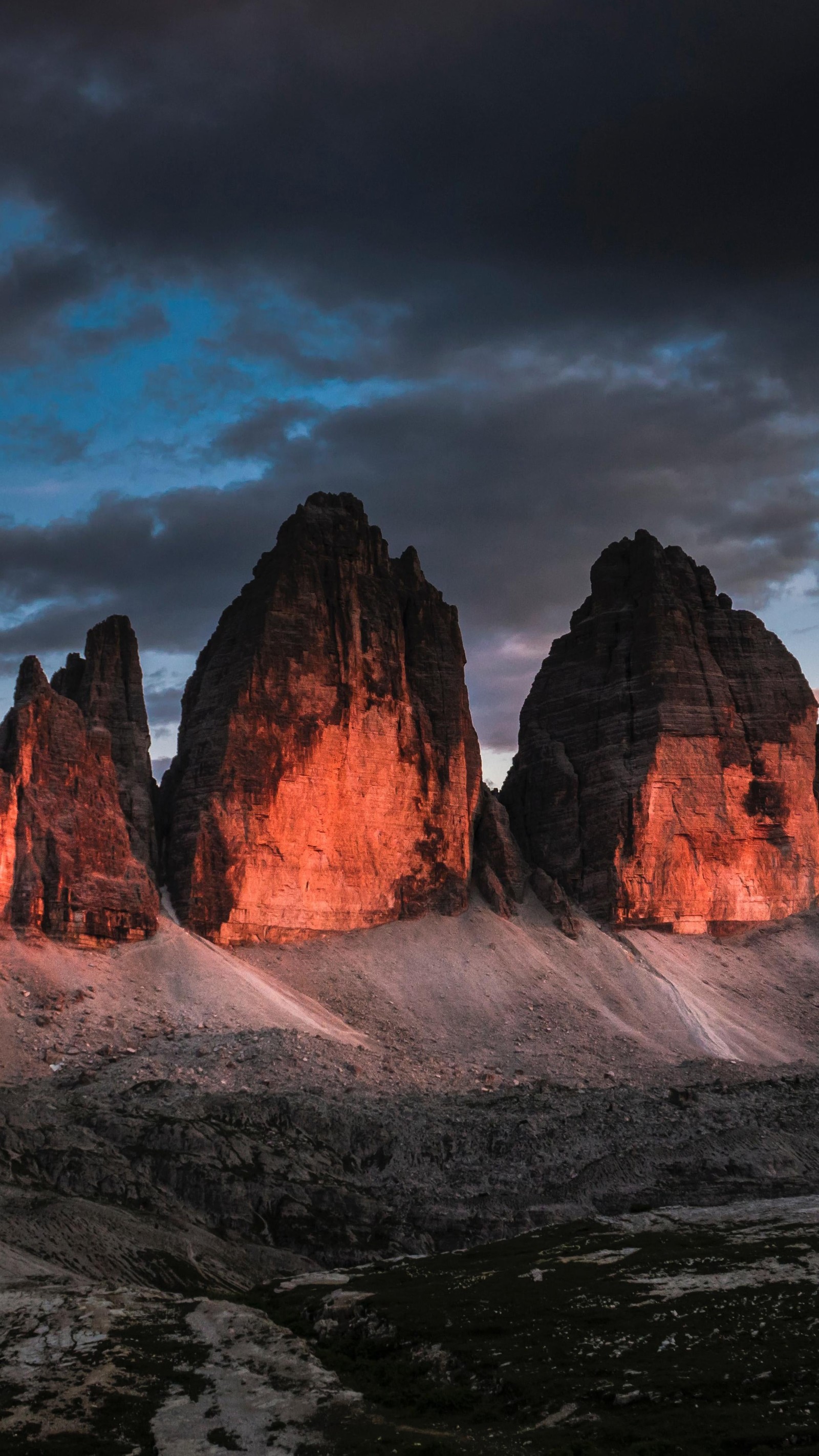 Montagnes avec quelques nuages dans le ciel et quelques lumières orange (nature, paysage naturel, parc naturel, parc, nuage)