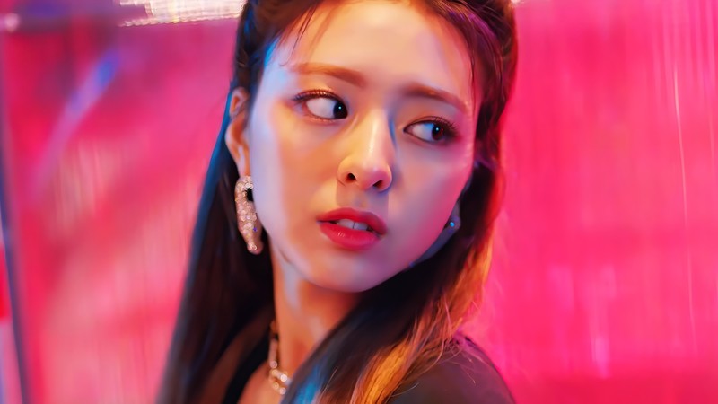 Крупный план женщины с длинными волосами и серьгами (итзи, itzy, 있지, kpop, девочки)