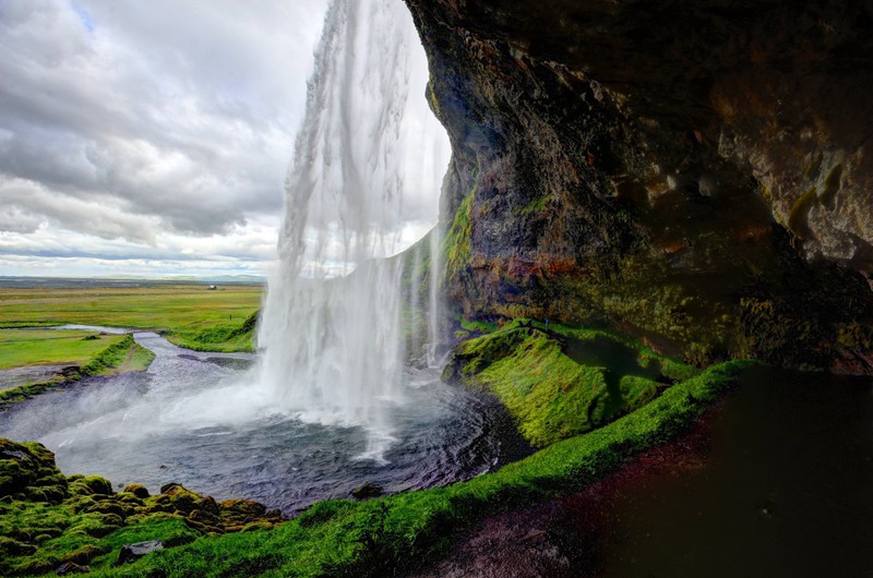 Большой водопад падает в маленький водоем (сельяландсфосс, seljalandsfoss, водопад, природа, вода)