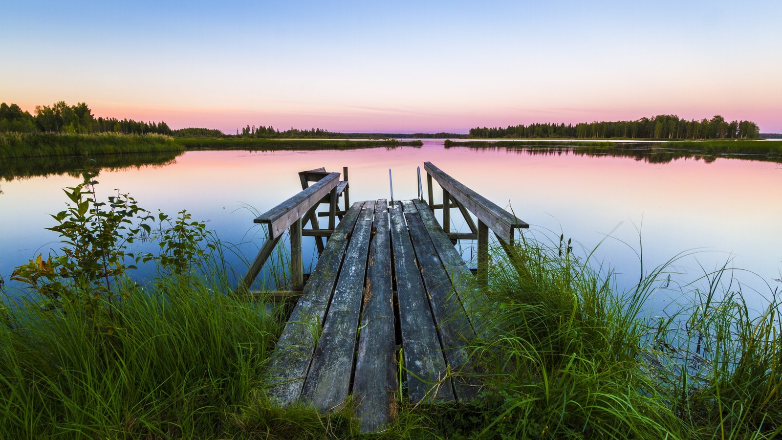 Eine aussicht auf einen steg, der im gras steht (landschaft, natur, wasser, see, morgen)