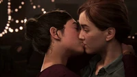 Ellie und Dina teilen einen zärtlichen Moment in The Last of Us Part II