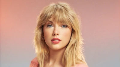 El look radiante de Taylor Swift con cabello en capas y flequillo