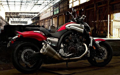 Yamaha VMAX: Кастомный круизер в индустриальной обстановке