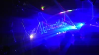 Palco iluminado em um evento rave com luzes a laser