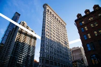 Bâtiment Flatiron au milieu des gratte-ciel urbains