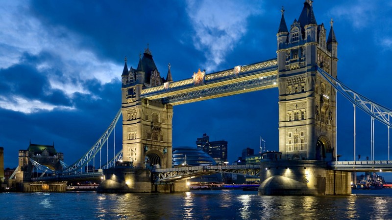 Мост над водой с лодкой, проходящей под ним (tower bridge, лондонская башня, лондонский мост, london bridge, мост)