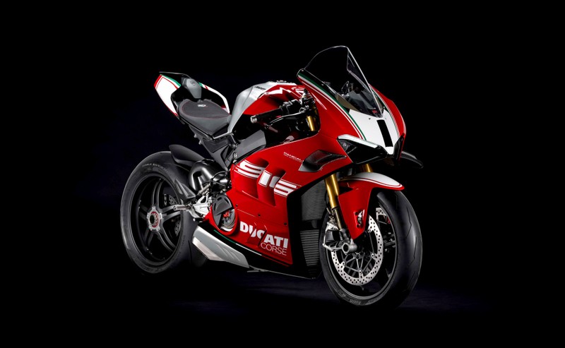 Крупный план красного мотоцикла, припаркованного в темной комнате (ducati panigale v4 sp2, 2024, юбилейное издание, 5k, 8k)