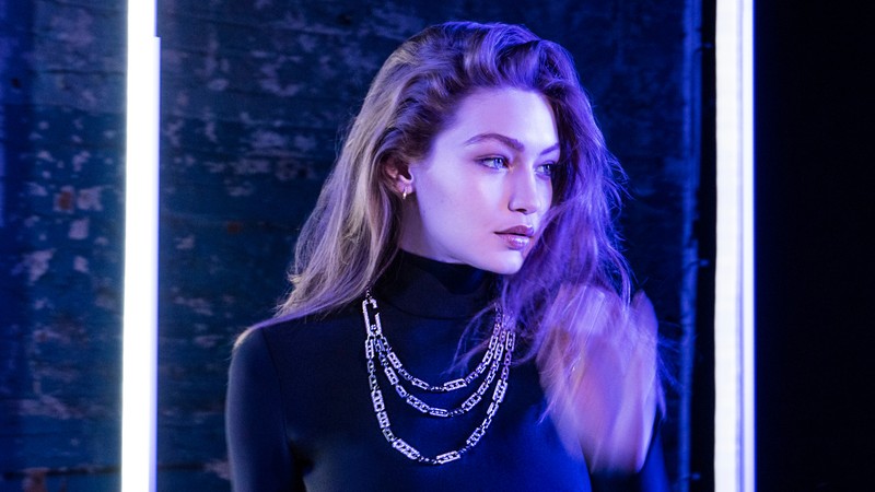 Арабская женщина в черном топе и цепочках на шее (джиджи хадид, gigi hadid, мода, модель, знаменитость)