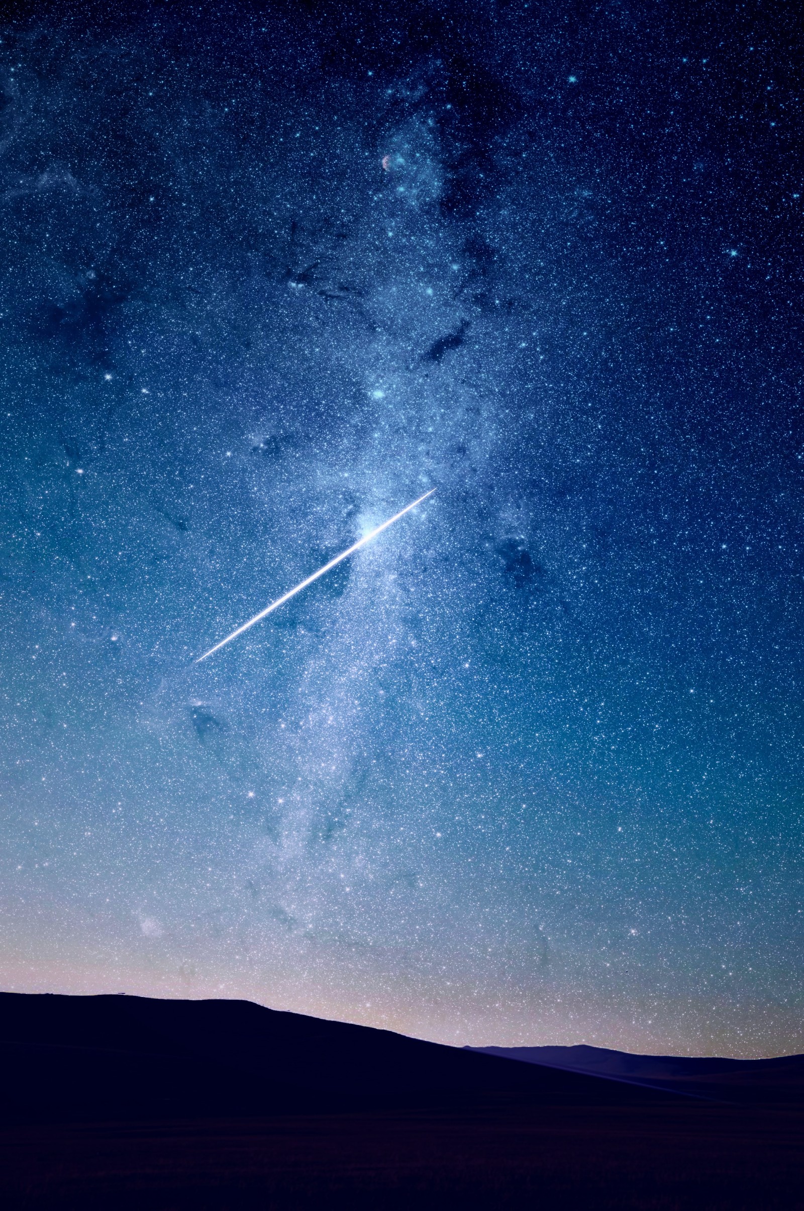 Céu estrelado com um avião voando ao longe e uma montanha ao fundo (galáxia da via láctea, via láctea, galáxia, estrela, astronomia)