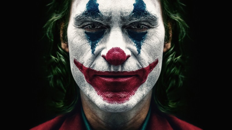 Лицо джокера в красном костюме и с зелеными волосами (джокер 2019, joker 2019, фильм, джокер, joker)