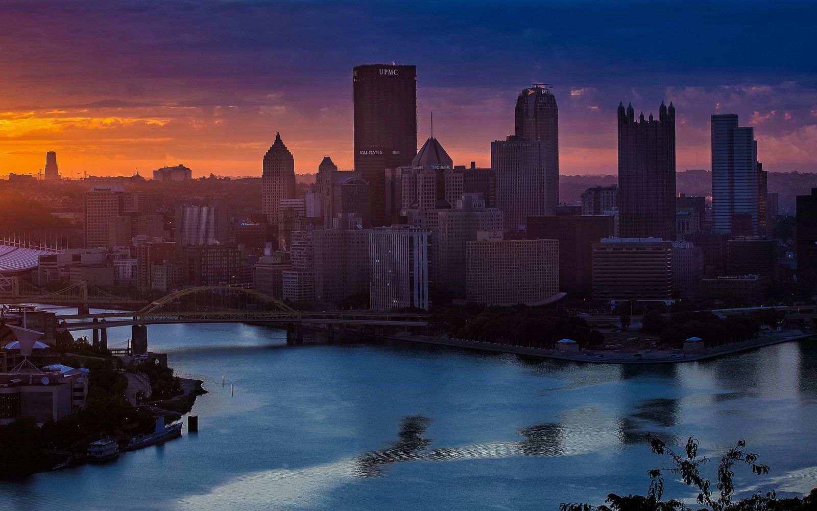 Vista de um horizonte da cidade com um rio e uma ponte (pittsburgh, paisagem urbana, cidade, linha do horizonte, área urbana)