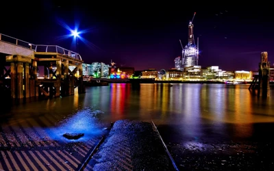 Reflexión nocturna del paisaje urbano de Londres