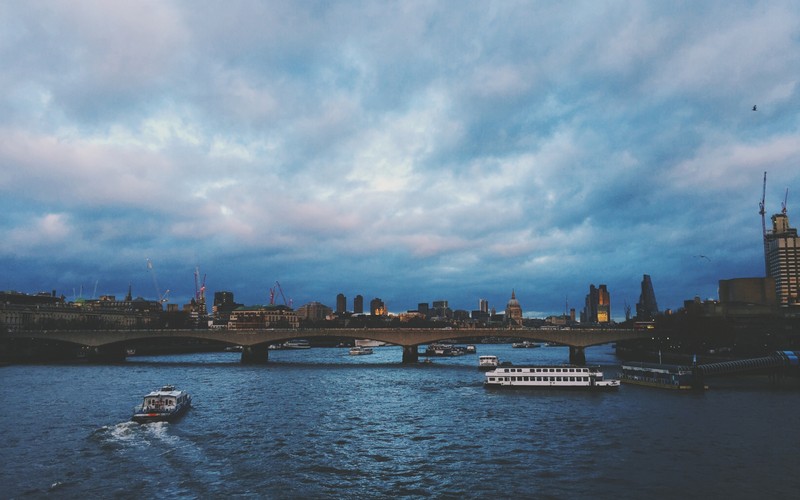 Вид на мост через реку с лодкой в воде (лондон, london, вода, река, город)