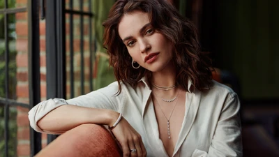 Lily James em um retrato estiloso, mostrando sua elegância e charme.