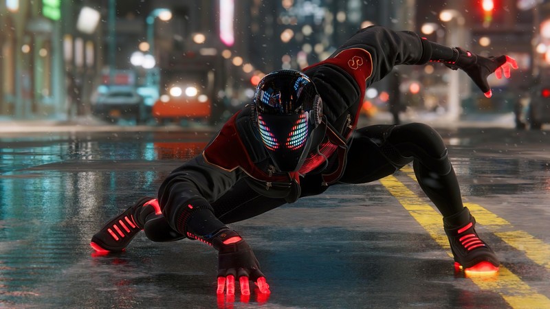 Близкий план человека на скейтборде на городской улице (marvels spider man miles morales, плейстейшен 5, ps5, видеоигра, майлз моралес)