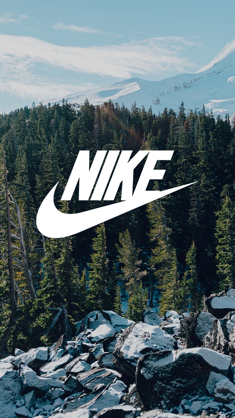 Крупный план горы с большим логотипом nike на ней (холодный, лес, логотип, гора, природа)