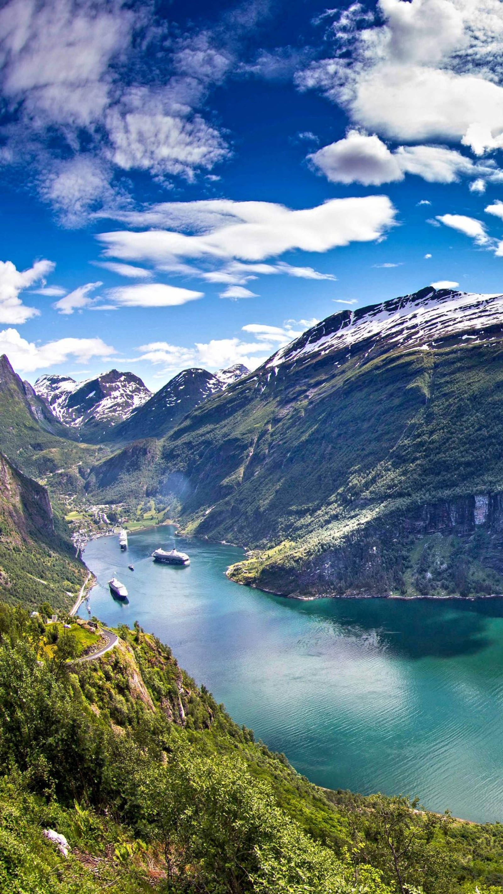 Vista de um lago e montanhas com um céu azul (fiorde, noruega)