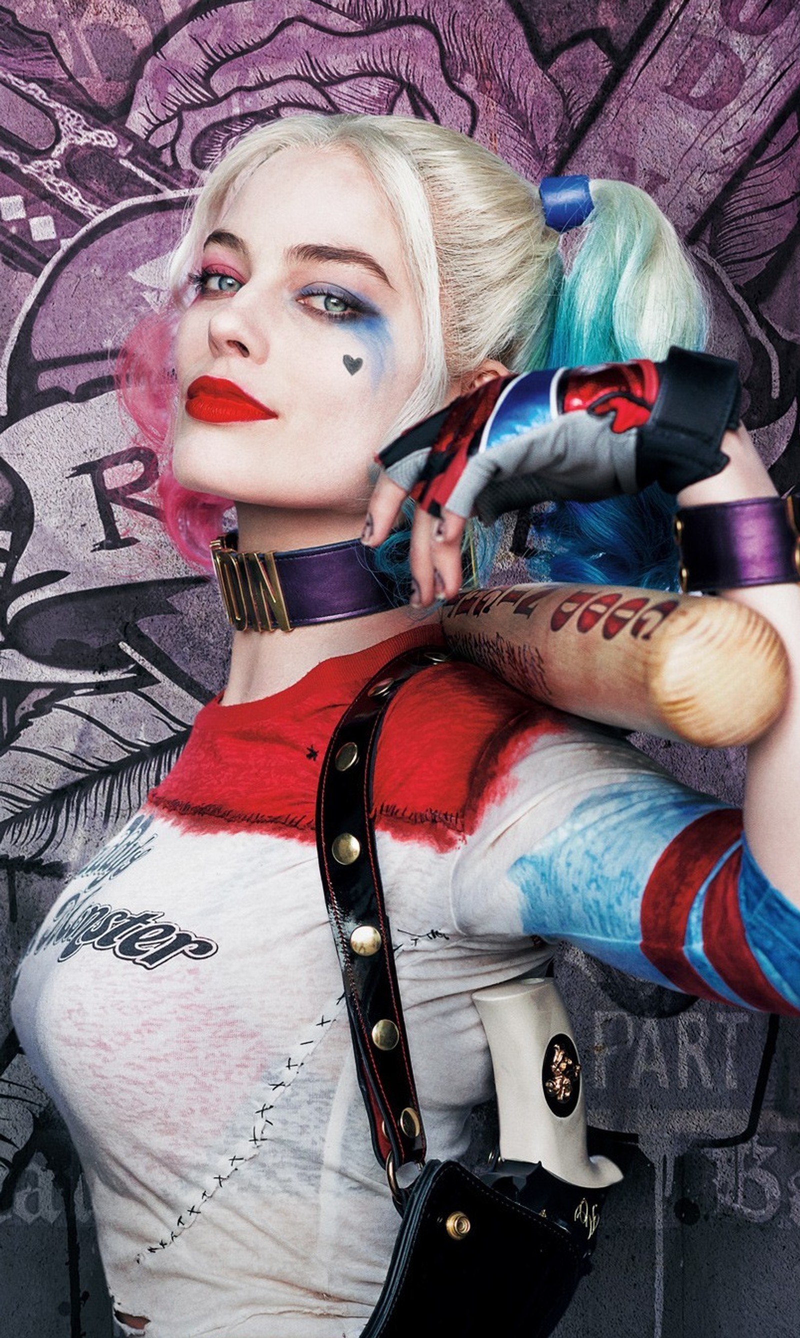 Eine arabische frau mit bunten haaren und makeup, die einen schläger hält (harley, suicide squad)