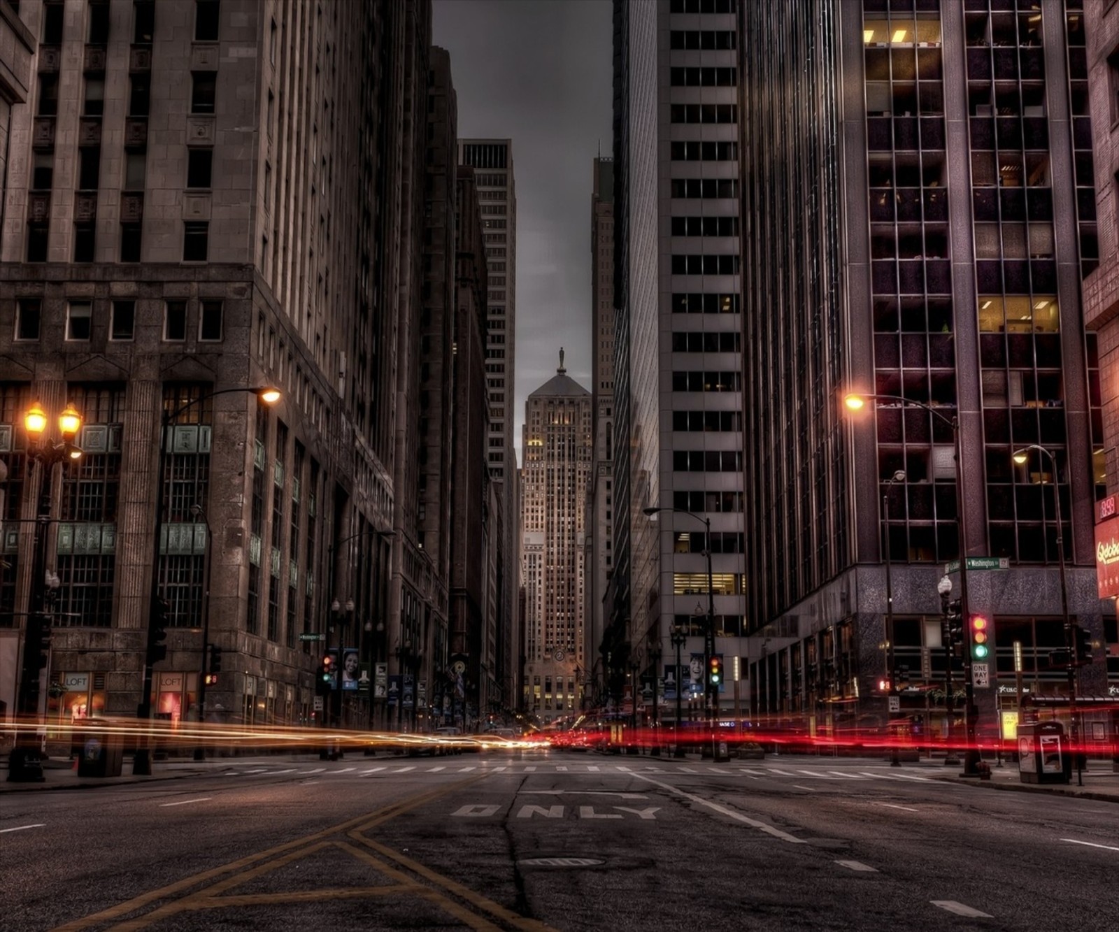 Uma fotografia árabe de uma rua da cidade com edifícios altos e um sinal vermelho (noite, rua)