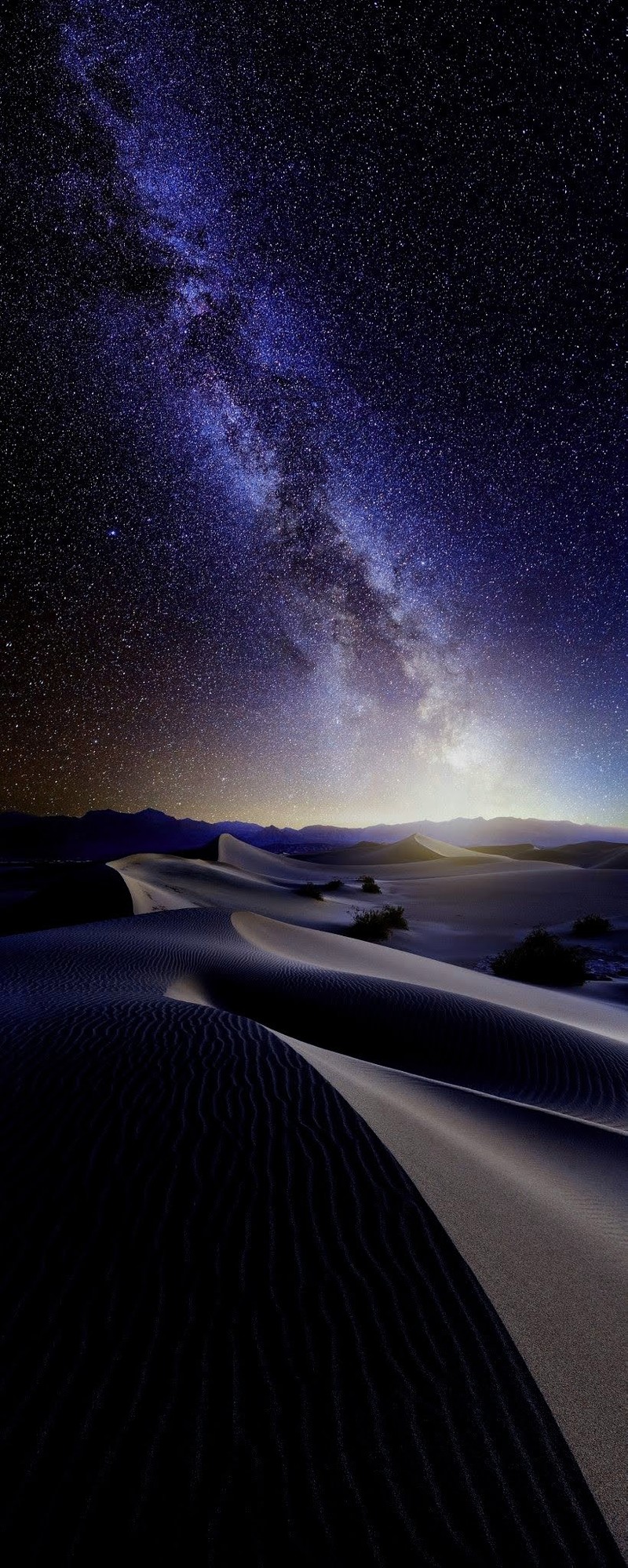 Vista árabe de um deserto com um céu cheio de estrelas (mar, oceano, por do sol, infinito, surfe)