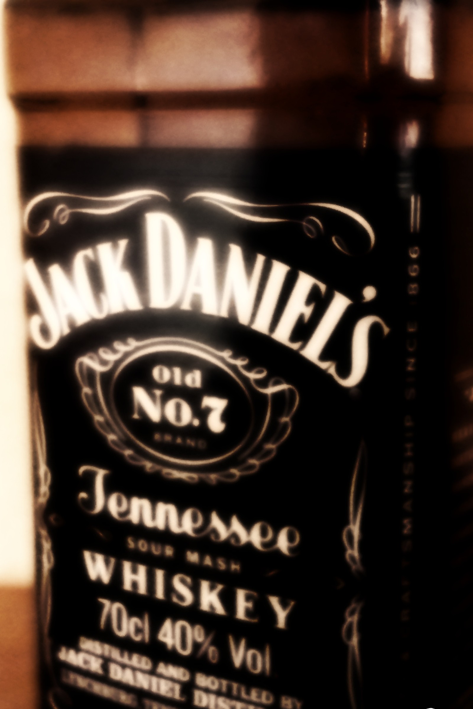 Nahaufnahme einer flasche jack daniels whiskey auf einem tisch (daniels, jack)